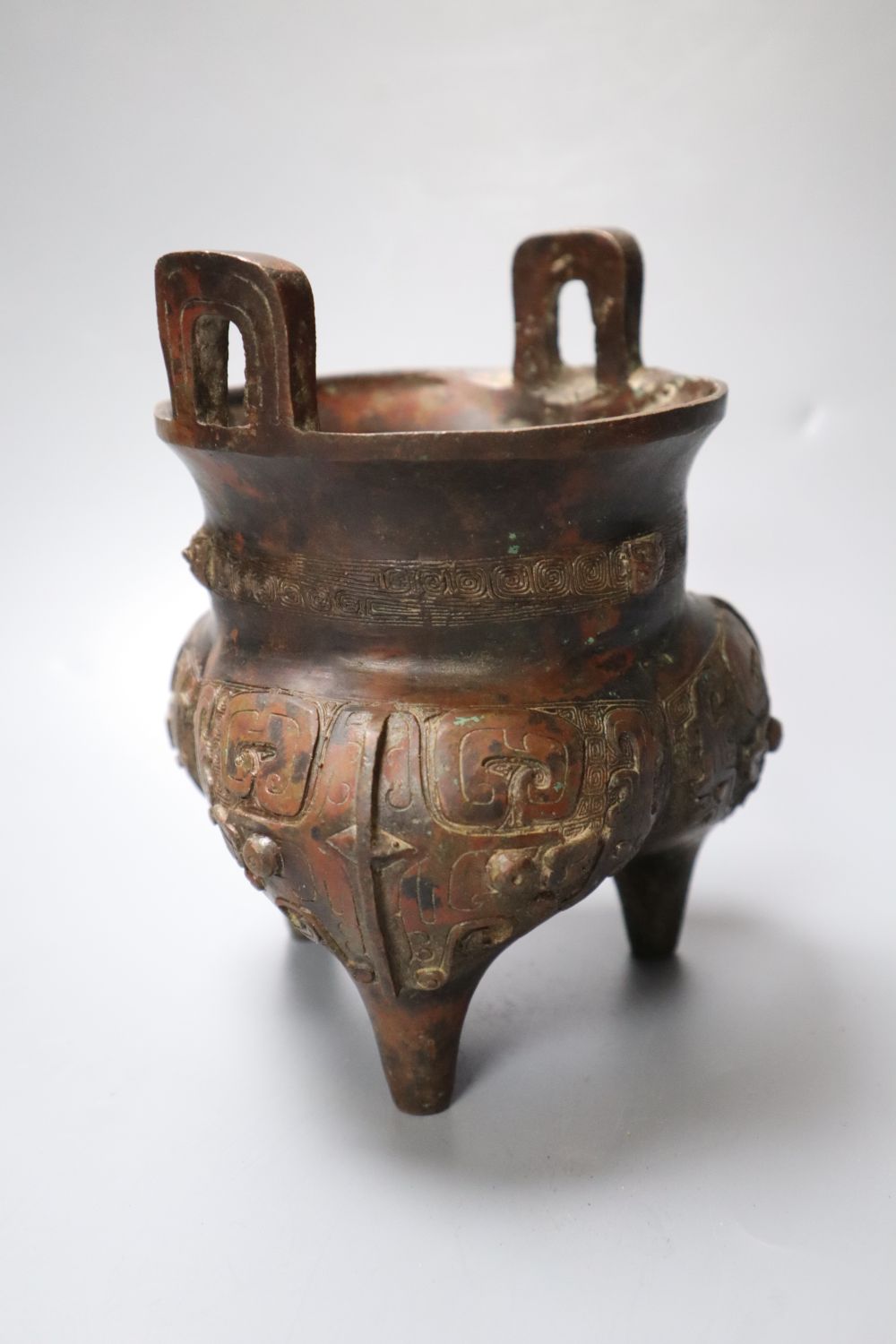 A Chinese archaistic bronze tripod vessel, 16cm